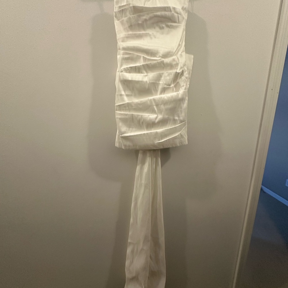 Elegant White Strapless Dress